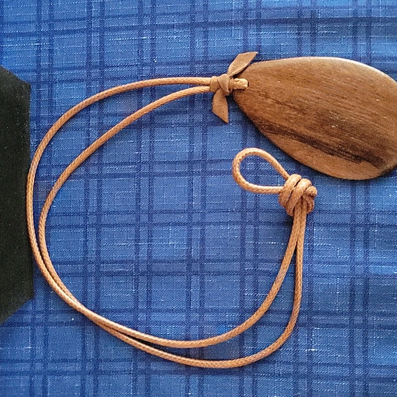 Leather n wooden necklace - Picture 3 of 3